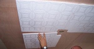 отделка потолка плиткой