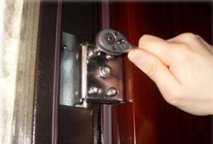Как отрегулировать прижим входных металлических дверей